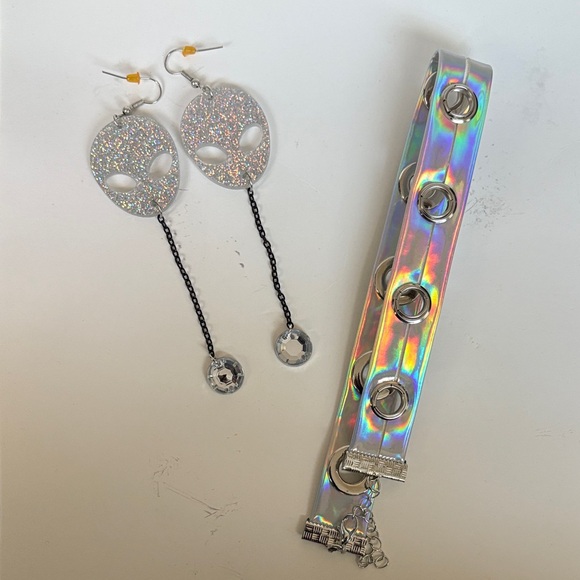Alien Holographic Silver Earrings and Choker Set - Picture 1 of 2